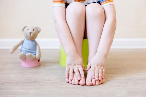 Les enfants sont assis sur le pot